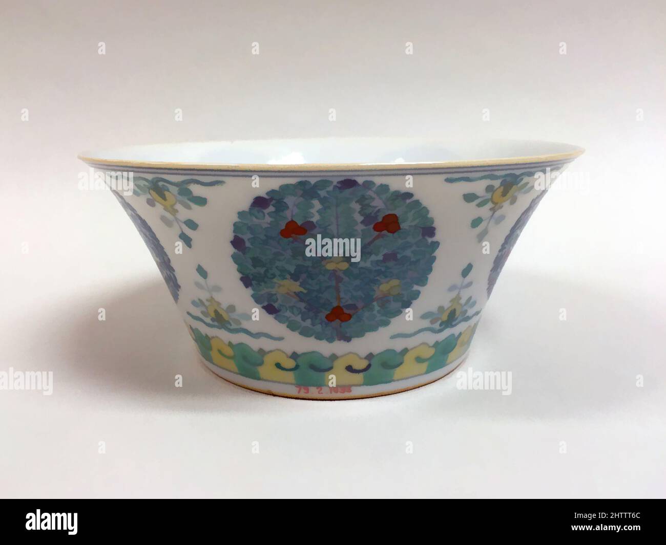 Art inspiré par Bowl, 19th siècle, Chine, porcelaine peinte en bleu sous-glaçure et émail polychrome, H. 2 5/8 po. (6,7 cm) ; avec 6 po (15,2 cm), céramique, oeuvres classiques modernisées par Artotop avec une touche de modernité. Formes, couleur et valeur, impact visuel accrocheur sur l'art émotions par la liberté d'œuvres d'art d'une manière contemporaine. Un message intemporel qui cherche une nouvelle direction créative. Artistes qui se tournent vers le support numérique et créent le NFT Artotop Banque D'Images