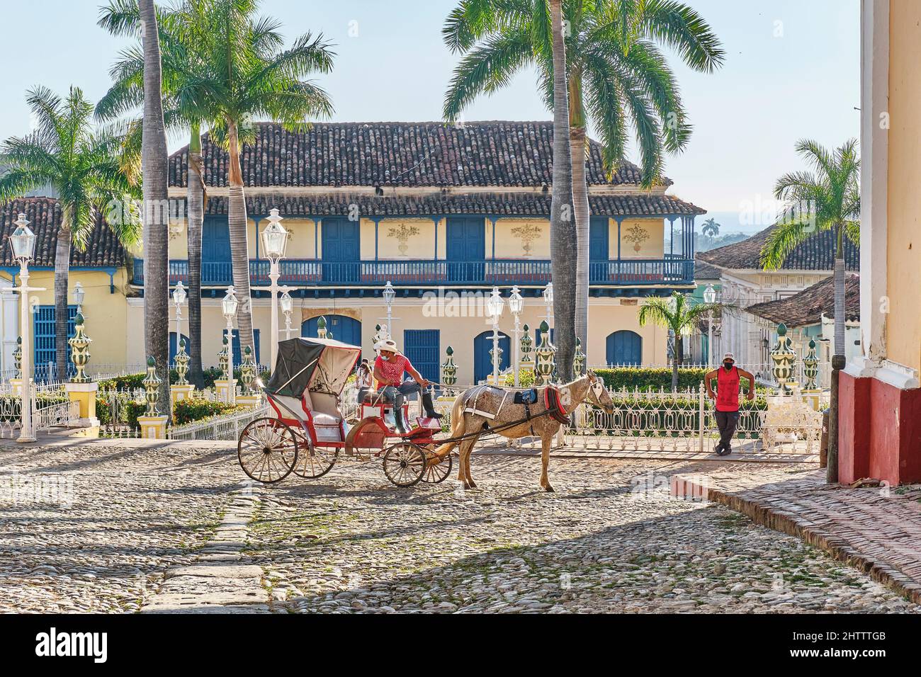 Transport tiré par des chevaux dans une vieille rue pavée de style colonial à Trinidad, Cuba. Banque D'Images