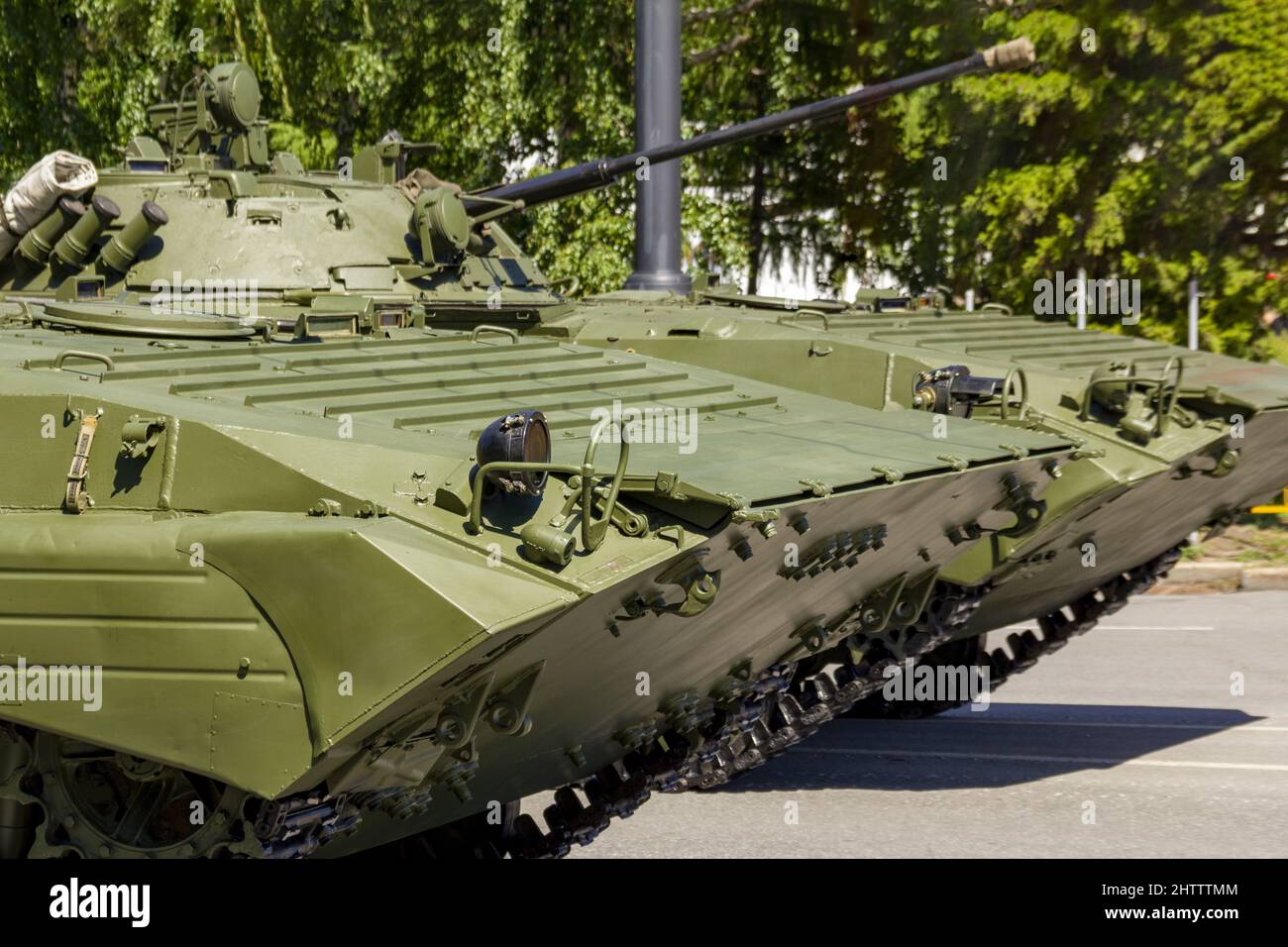 Des véhicules militaires russes dans la rue de la ville. Armée russe moderne blindé de transport de personnel BTR. Banque D'Images