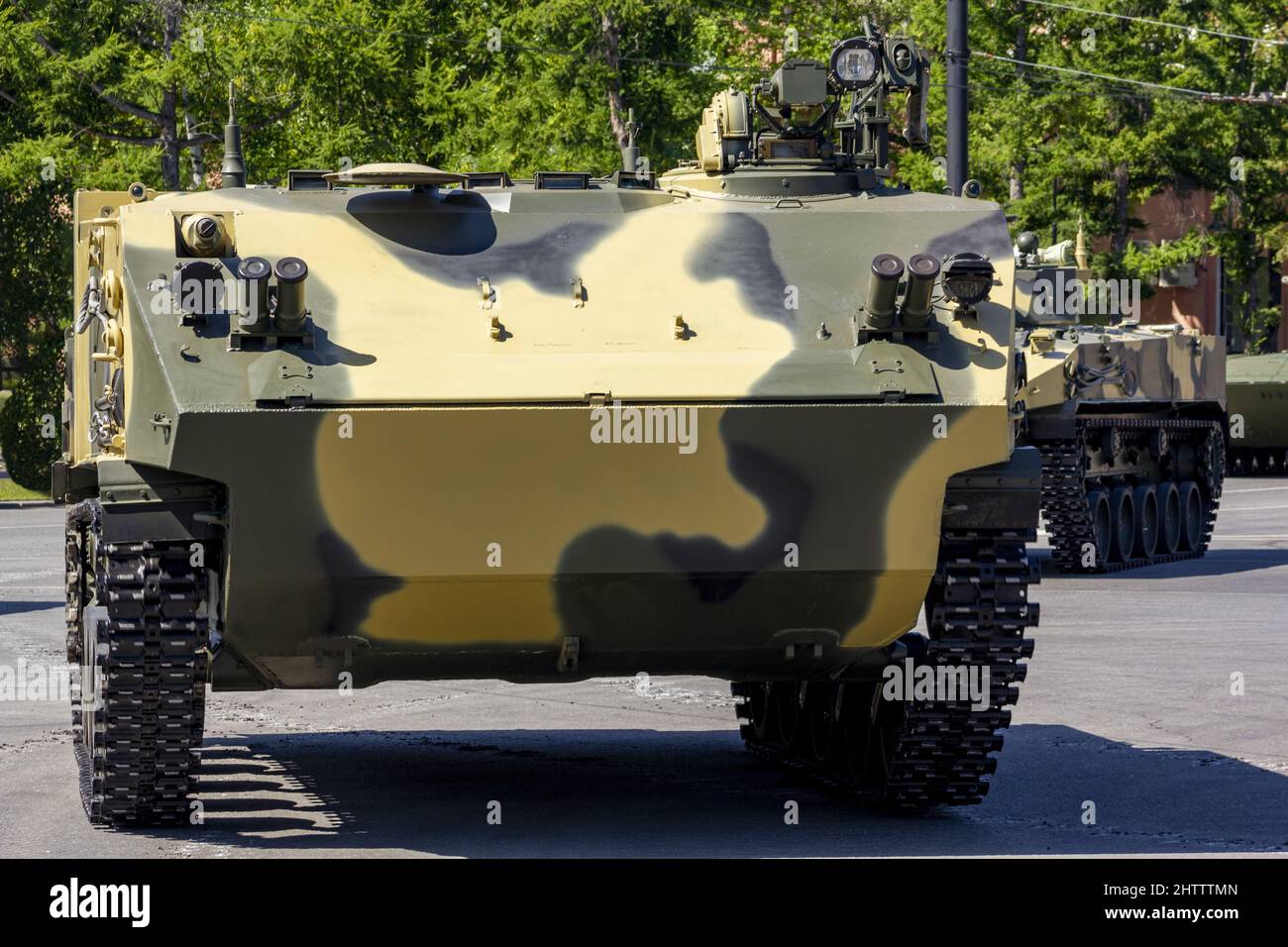 Véhicules militaires russes sur la place de la ville. Véhicules militaires modernes russes d'infanterie de combat BMP. Banque D'Images