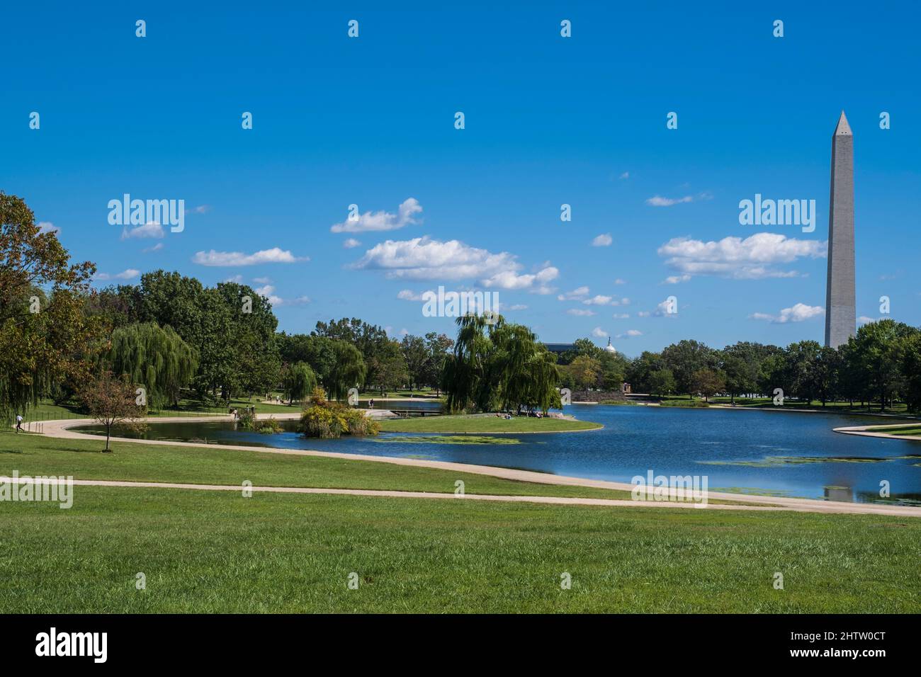 Washington, DC. National Mall, Constitution Gardens, Small Pond, avec Washington Monument en arrière-plan. Banque D'Images