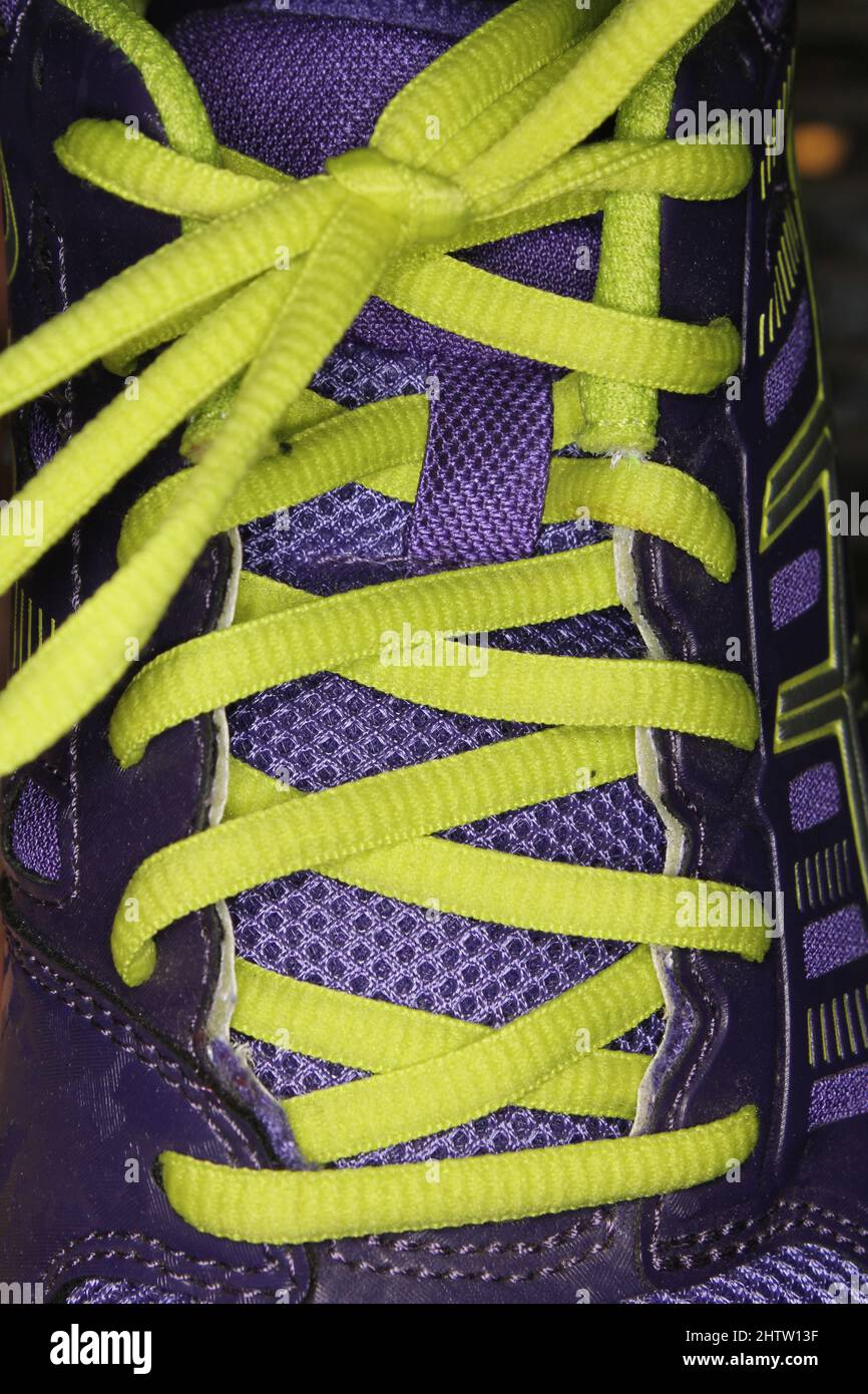 Chaussures d'athlétisme violettes et jaunes pour un gros plan sur les lacets Banque D'Images