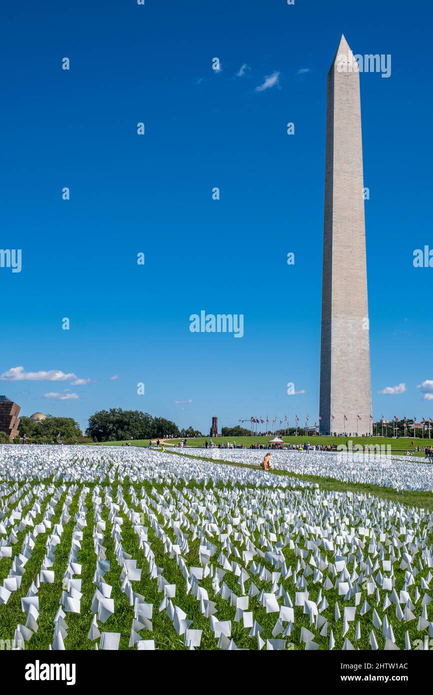 Washington, DC, États-Unis. En Amérique : souvenez-vous, une installation artistique pour commémorer COVID Dead. Artiste Suzanne Brennan Firstenberg. Septembre 2021. Banque D'Images