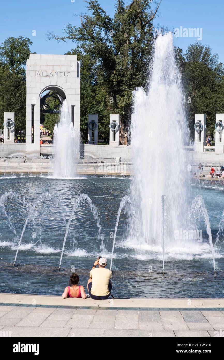 Washington, DC. Les touristes se détendent au Mémorial de la Seconde Guerre mondiale. Banque D'Images