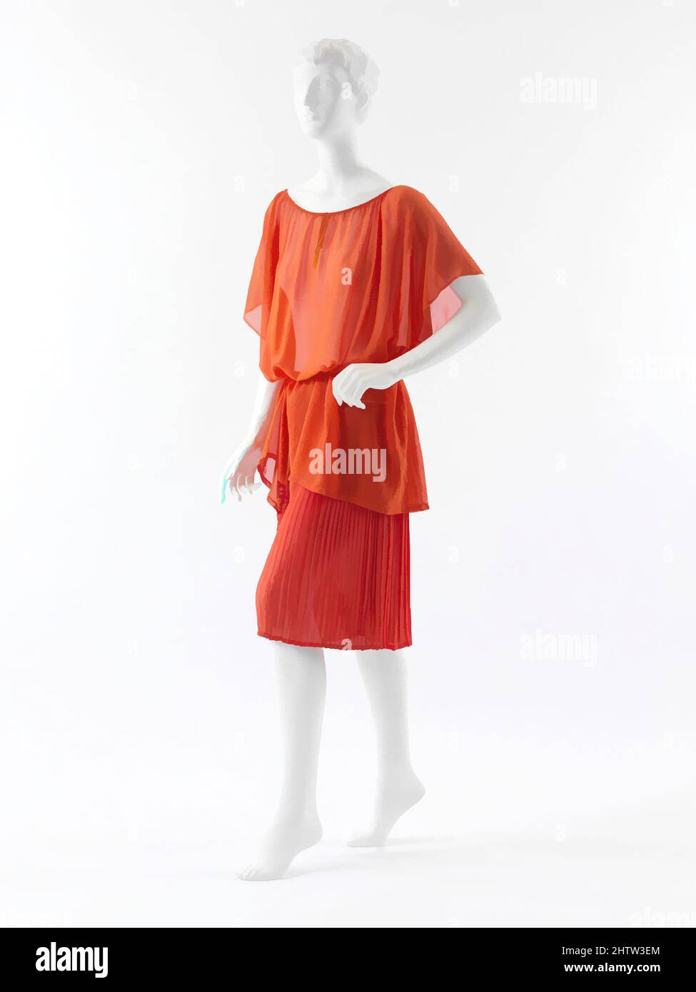 Art inspiré par l'ensemble du soir, env. 1920, français, a, b) soie; c) soie, L'émail, Une chemise de nuit et un short de la garde-robe de Denise Poiret réintroduisent l'un des premiers intérêts de Poiret, les formes simples de la robe classique. Les premières manifestations d'une sensibilité néoclassique, Classic œuvres modernisées par Artotop avec un peu de modernité. Formes, couleur et valeur, impact visuel accrocheur sur l'art émotions par la liberté d'œuvres d'art d'une manière contemporaine. Un message intemporel qui cherche une nouvelle direction créative. Artistes qui se tournent vers le support numérique et créent le NFT Artotop Banque D'Images