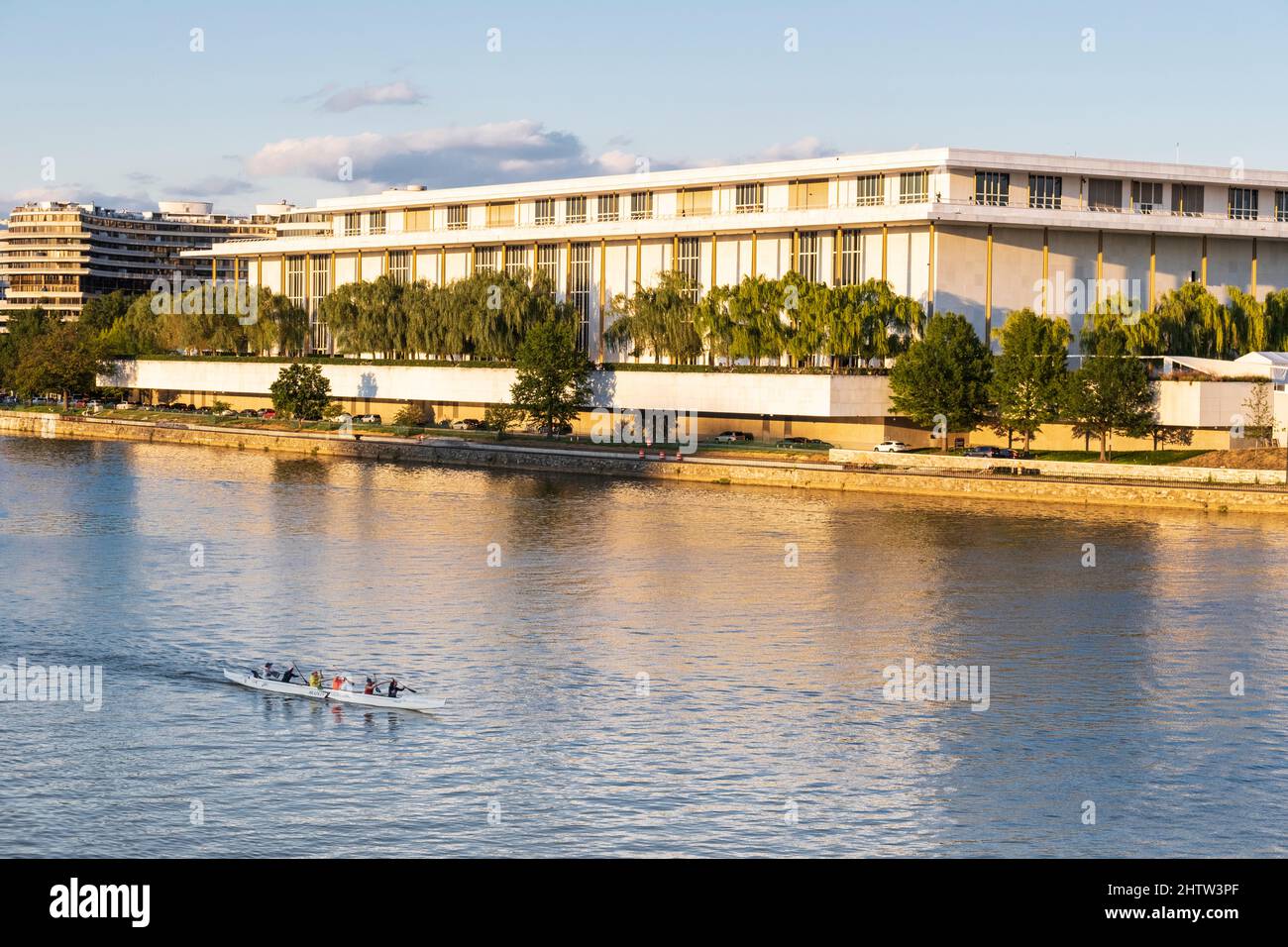 Washington, DC, États-Unis. Centre Kennedy. Rameurs pratiquant dans le fleuve Potomac, en début de soirée. Banque D'Images