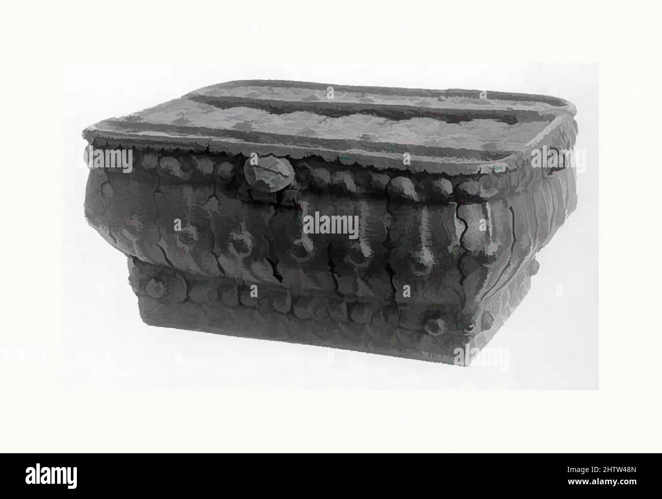 Art inspiré par Box en forme de panier, 17th Century?, Japon, fer martelé, H. 4 3/8 po. (11,1 cm) ; L. 9 1/4 po. (23,5 cm), Metalwork, oeuvres classiques modernisées par Artotop avec une touche de modernité. Formes, couleur et valeur, impact visuel accrocheur sur l'art émotions par la liberté d'œuvres d'art d'une manière contemporaine. Un message intemporel qui cherche une nouvelle direction créative. Artistes qui se tournent vers le support numérique et créent le NFT Artotop Banque D'Images