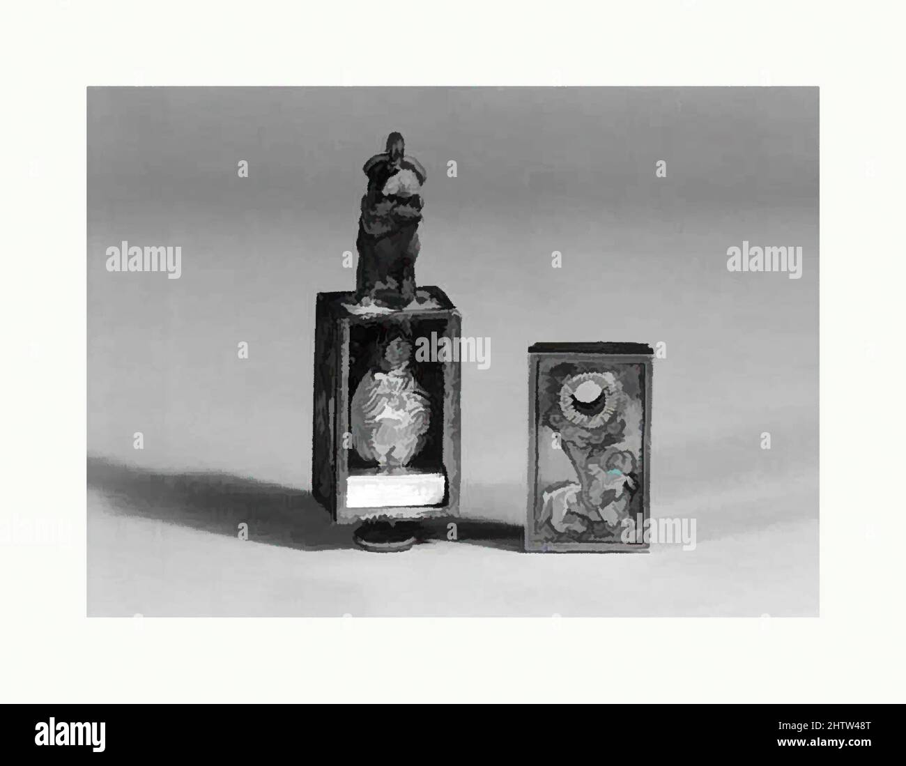 Art inspiré par pendentif, fin 19th–début 20th siècle, Japon, argent, doré et émail, H. 1 1/2 po. (3,8 cm) ; avec 9/16 po (1,4 cm) ; D. 3/4 po (1,9 cm), Metalwork, oeuvres classiques modernisées par Artotop avec une touche de modernité. Formes, couleur et valeur, impact visuel accrocheur sur l'art émotions par la liberté d'œuvres d'art d'une manière contemporaine. Un message intemporel qui cherche une nouvelle direction créative. Artistes qui se tournent vers le support numérique et créent le NFT Artotop Banque D'Images