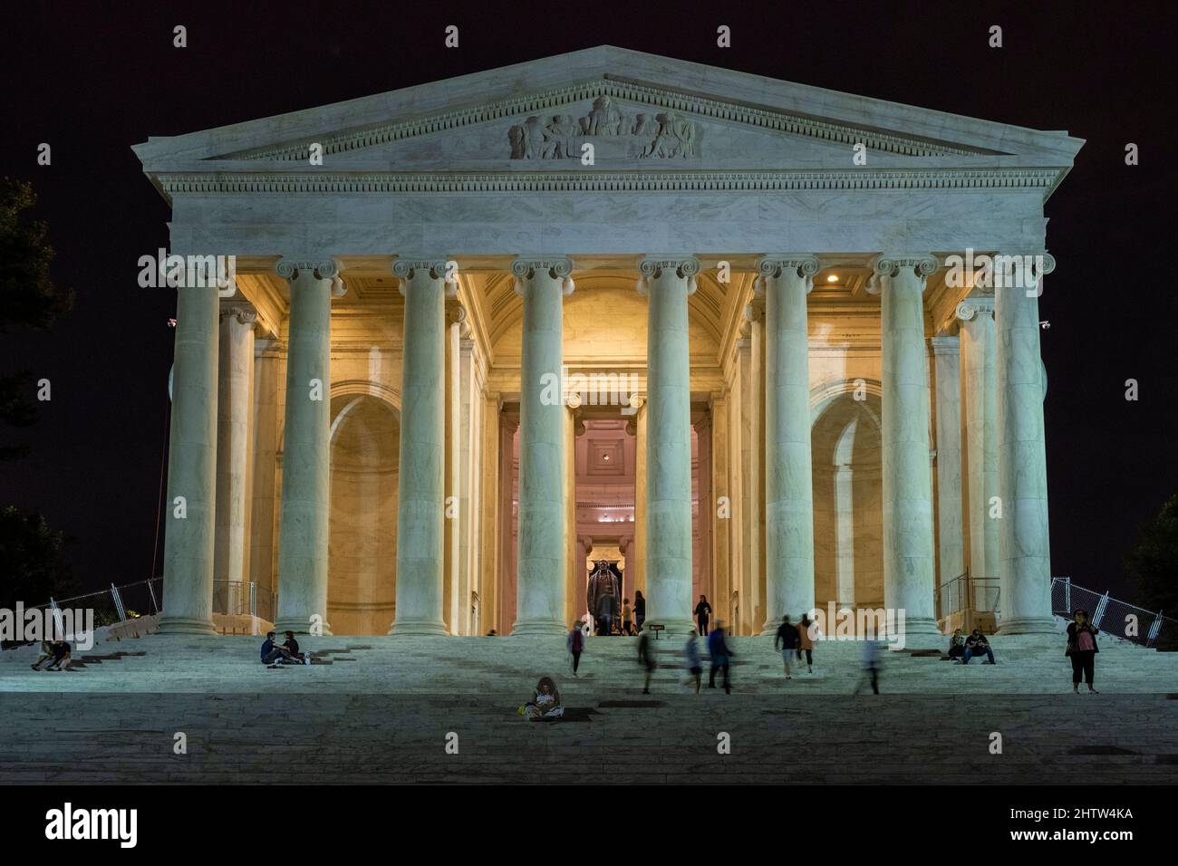 Washington, DC, États-Unis. Jefferson Memorial la nuit, avec les touristes. Banque D'Images