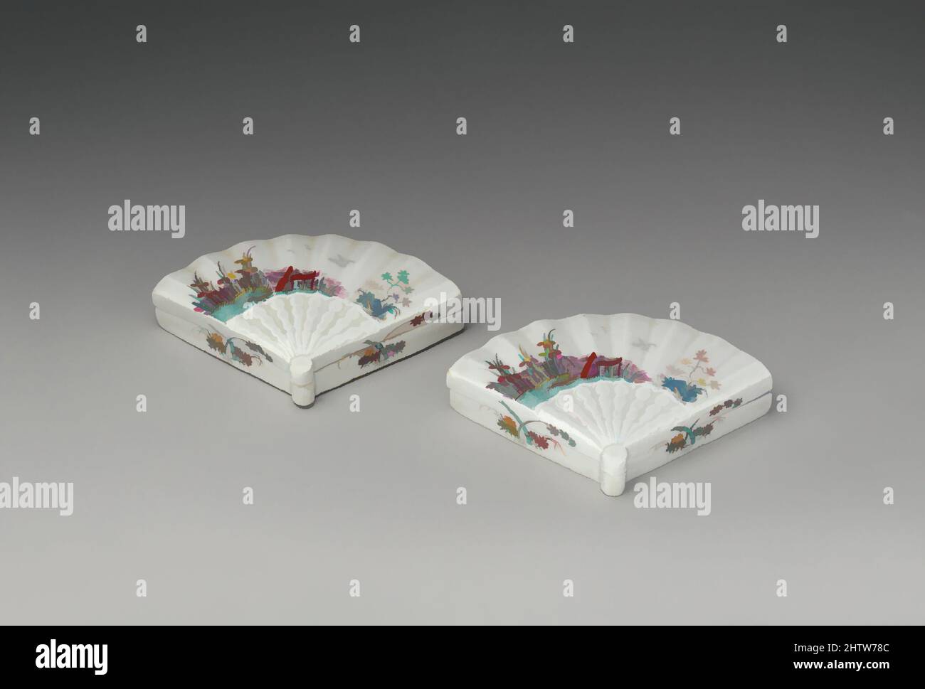 Art inspiré par Box, env. 1728–30, allemand, Meissen, porcelaine à pâte dure, total : 3/4 × 4 1/16 × 2 9/16 po (1,9 × 10,3 × 6,5 cm), céramique-porcelaine, les boîtes en forme de ventilateur de laque japonaise dans la collection d'Auguste le fort (1670–1733), électeur de Saxe et roi de Pologne, oeuvres classiques modernisées par Artotop avec un peu de modernité. Formes, couleur et valeur, impact visuel accrocheur sur l'art émotions par la liberté d'œuvres d'art d'une manière contemporaine. Un message intemporel qui cherche une nouvelle direction créative. Artistes qui se tournent vers le support numérique et créent le NFT Artotop Banque D'Images