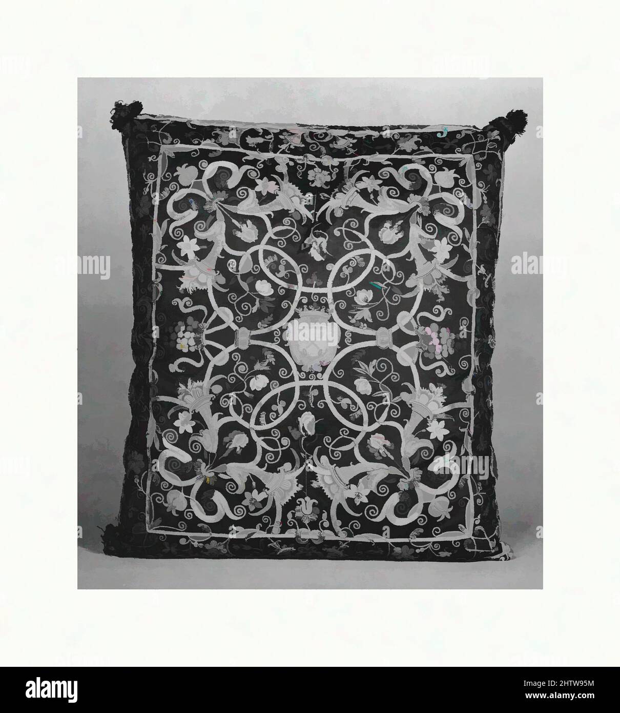 Art inspiré par les couvertures de coussin (2), 16th Century, italien, soie et fil de métal sur soie, 1) L. 25 x W. 22 pouces (63,5 x 55,9 cm); 2) L. 25 x W. 21 pouces (63,5 x 53,3 cm), textiles brodés, œuvres classiques modernisées par Artotop avec une touche de modernité. Formes, couleur et valeur, impact visuel accrocheur sur l'art émotions par la liberté d'œuvres d'art d'une manière contemporaine. Un message intemporel qui cherche une nouvelle direction créative. Artistes qui se tournent vers le support numérique et créent le NFT Artotop Banque D'Images