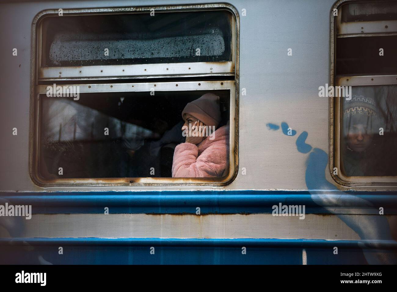 Une femme ukrainienne regarde par la fenêtre du train qui est arrivé d'Ukraine à la gare de Przemysl.des milliers de réfugiés épuisés fuyant la guerre d'Ukraine arrivent tous les jours à la ville frontalière polonaise de Przemysl en car, train et voiture. (Photo par Attila Husejnow / SOPA Images/Sipa USA) Banque D'Images