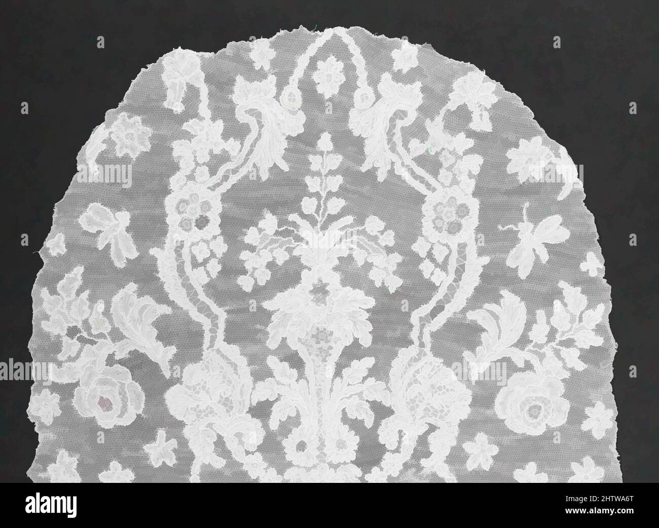 Art inspiré de la couronne de Cap, fin 18th–début 19th siècle, français, lin, dentelle à aiguille, L. 8 1/4 x W. 7 1/4 pouces (21,0 x 18,4 cm), textiles-lacets, œuvres classiques modernisées par Artotop avec une touche de modernité. Formes, couleur et valeur, impact visuel accrocheur sur l'art émotions par la liberté d'œuvres d'art d'une manière contemporaine. Un message intemporel qui cherche une nouvelle direction créative. Artistes qui se tournent vers le support numérique et créent le NFT Artotop Banque D'Images