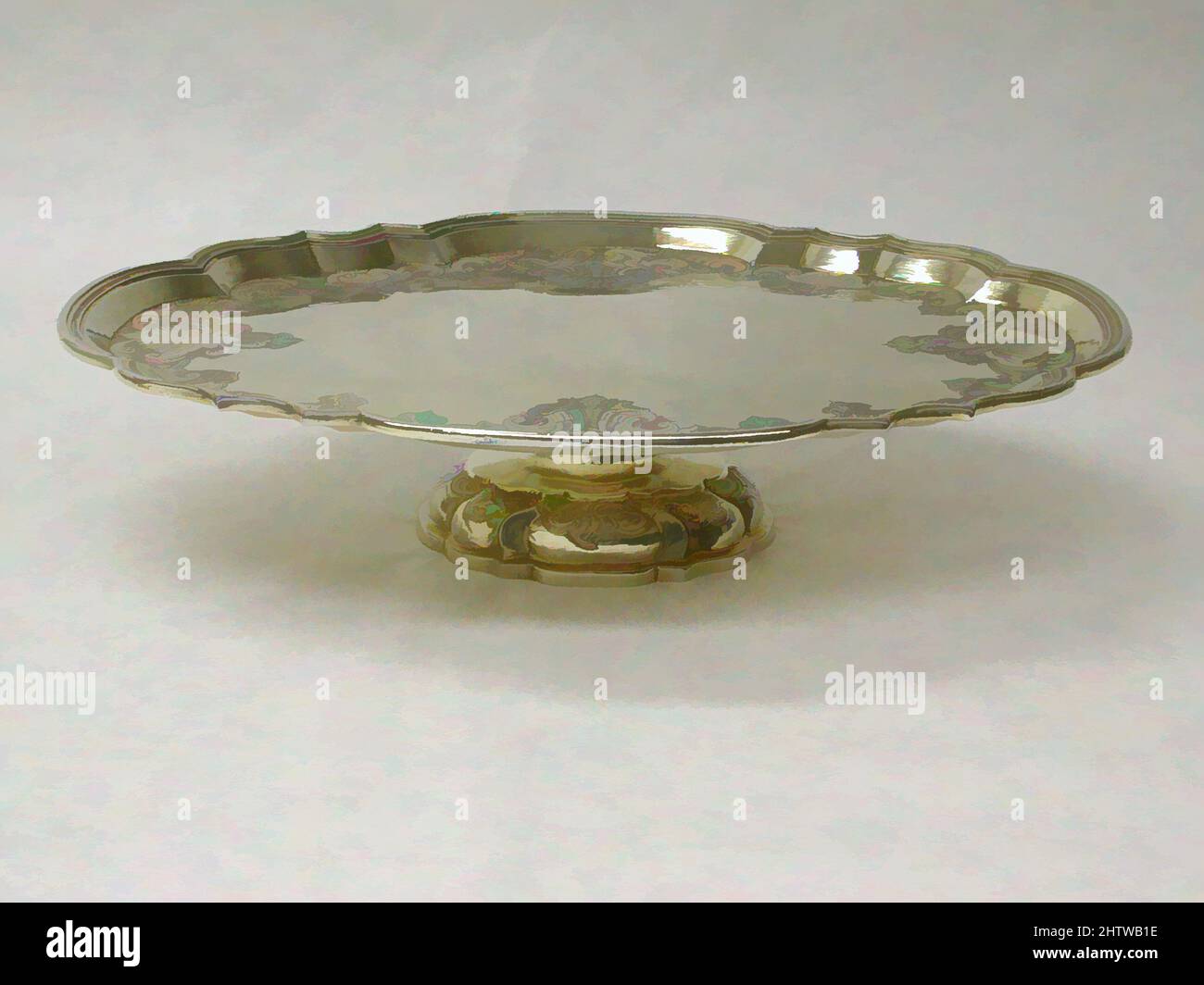 Art inspiré par Tazza, CA. 1743–45, allemand, Augsbourg, doré argenté, total : H. 2 5/8 x W. 11 3/8 x D. 8 5/8 po. (6,7 x 28,9 x 21,9 cm), Metalwork-Silver, œuvres classiques modernisées par Artotop avec une touche de modernité. Formes, couleur et valeur, impact visuel accrocheur sur l'art émotions par la liberté d'œuvres d'art d'une manière contemporaine. Un message intemporel qui cherche une nouvelle direction créative. Artistes qui se tournent vers le support numérique et créent le NFT Artotop Banque D'Images