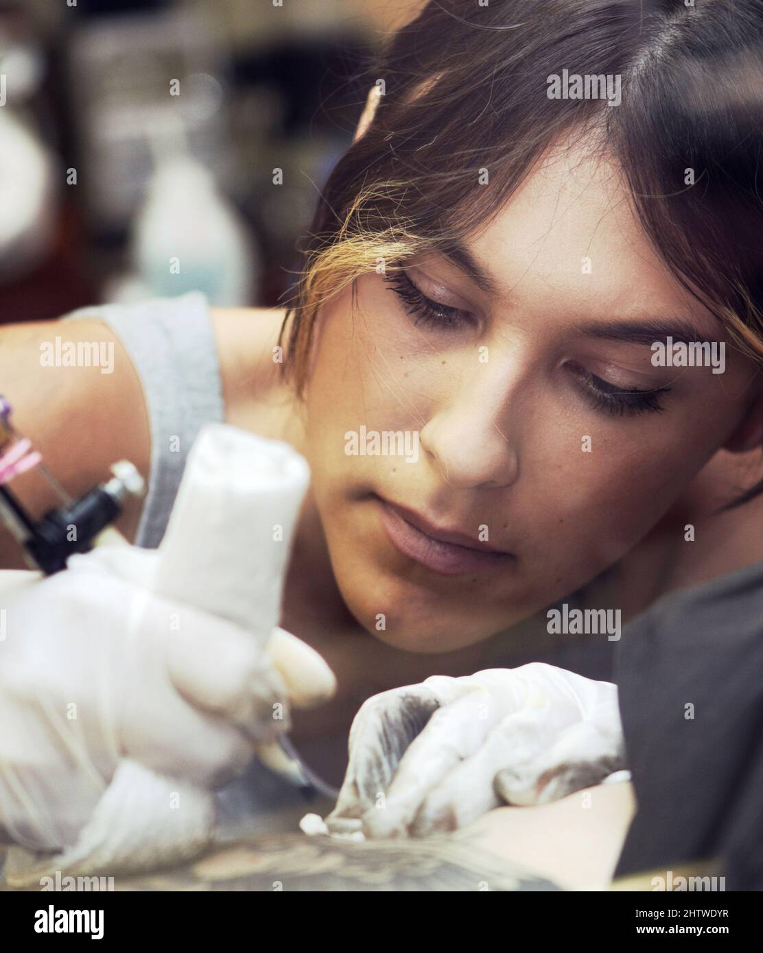 Le produit final va avoir l'air de recomposer à l'encre. Photo d'un beau jeune artiste de tatouage au travail. Banque D'Images