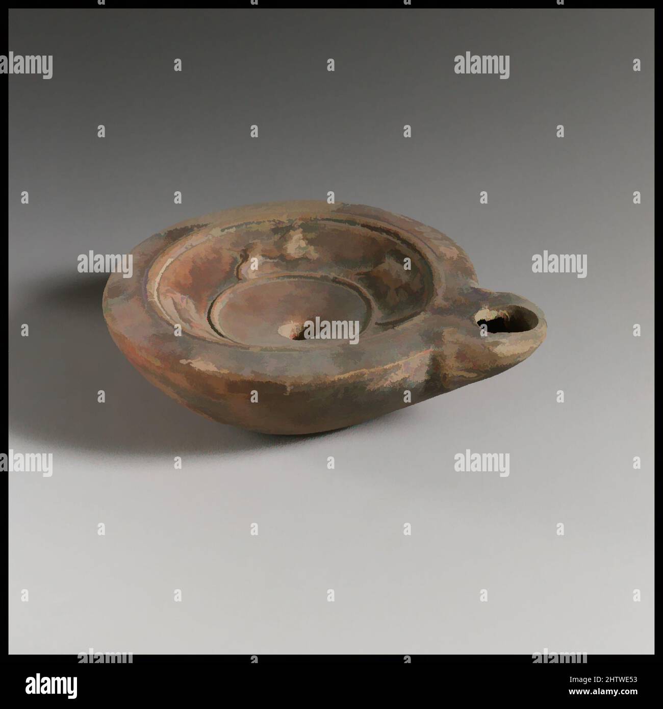 Art inspiré par la lampe, 2nd Century A.D., romain, terre cuite, longueur 8,6 cm. H. 2,4 cm., terracottas, oeuvres classiques modernisées par Artotop avec une touche de modernité. Formes, couleur et valeur, impact visuel accrocheur sur l'art émotions par la liberté d'œuvres d'art d'une manière contemporaine. Un message intemporel qui cherche une nouvelle direction créative. Artistes qui se tournent vers le support numérique et créent le NFT Artotop Banque D'Images