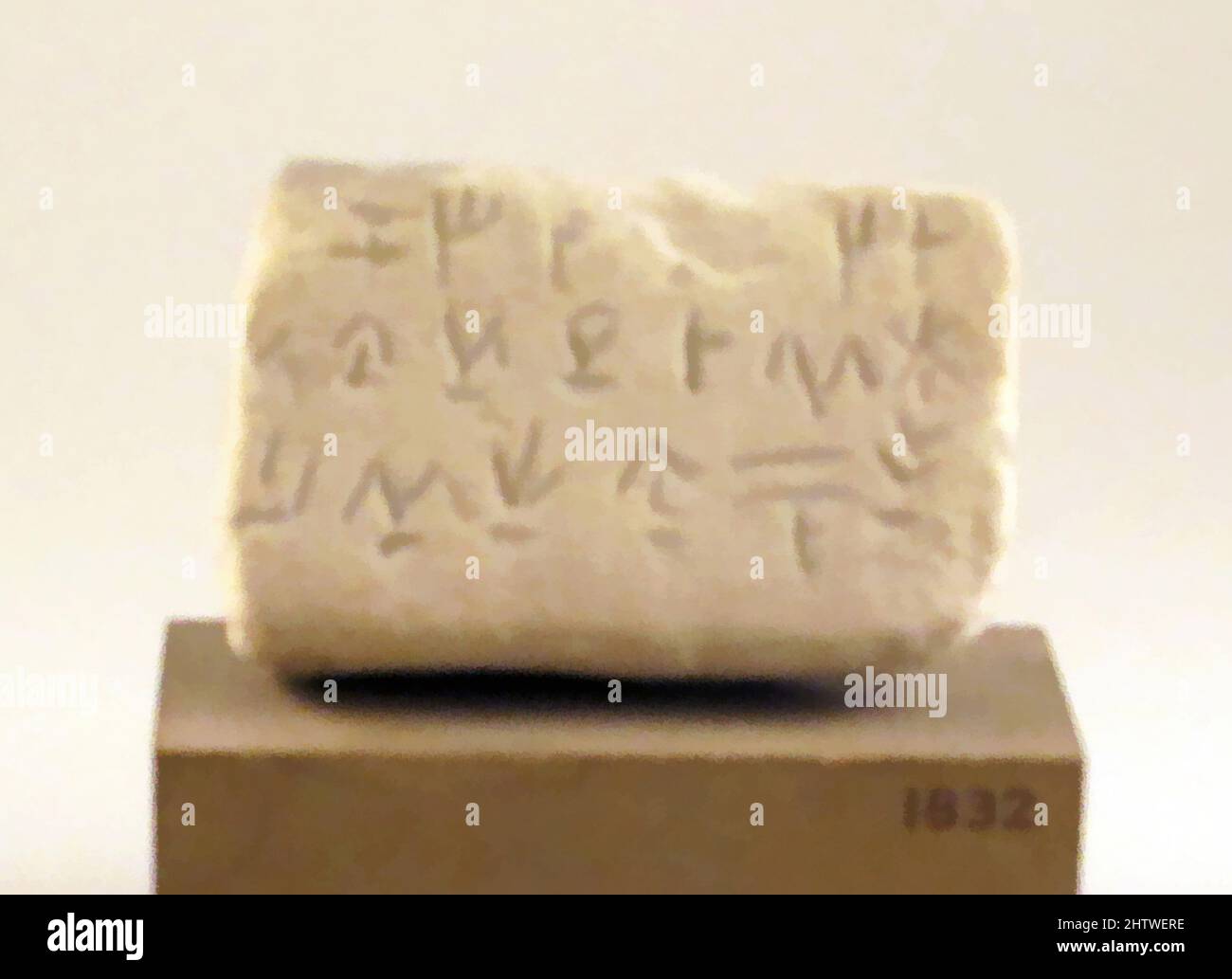 Art inspiré par Box, inscrit, chypriote, Stone, H. : 2 x 3 x 7/8 po. (5,1 x 7,6 x 2,2 cm), inscriptions Cesnola, fragment d'une boîte inscrite; dédié à la Dame de Paphos, oeuvres classiques modernisées par Artotop avec une touche de modernité. Formes, couleur et valeur, impact visuel accrocheur sur l'art émotions par la liberté d'œuvres d'art d'une manière contemporaine. Un message intemporel qui cherche une nouvelle direction créative. Artistes qui se tournent vers le support numérique et créent le NFT Artotop Banque D'Images