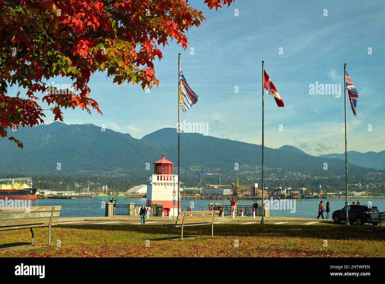 Vancouver (Colombie-Britannique) Canada – le 25 septembre 2018 drapeaux et phare d'automne du parc Stanley. Feuilles et drapeaux d'automne dans le parc Stanley. Banque D'Images