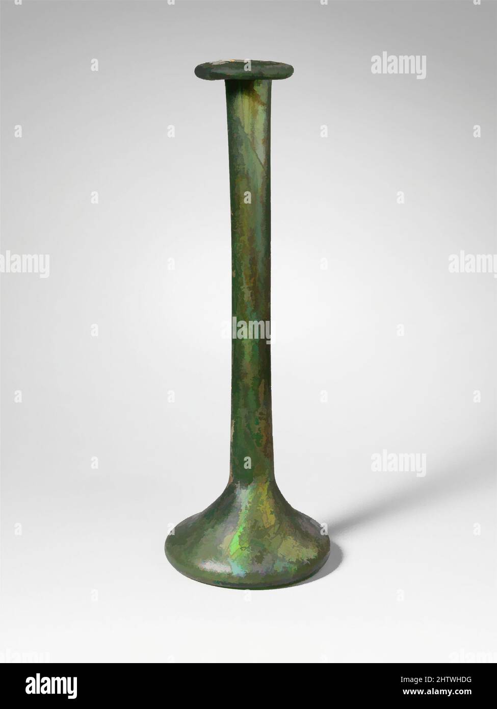 Art inspiré par flacon de parfum en verre, Mid Imperial, 2nd–3rd Century A.D., romain, verre ; Soufflé, H. : 7 1/4 po (18,4 cm), verre, vert translucide. Rebord côté LOB replié, abaissé, rond et enfoncé, et pressé à plat autour de la bouche ; col cylindrique large incliné, effilée vers le bas, avec, Œuvres classiques modernisées par Artotop avec une touche de modernité. Formes, couleur et valeur, impact visuel accrocheur sur l'art émotions par la liberté d'œuvres d'art d'une manière contemporaine. Un message intemporel qui cherche une nouvelle direction créative. Artistes qui se tournent vers le support numérique et créent le NFT Artotop Banque D'Images