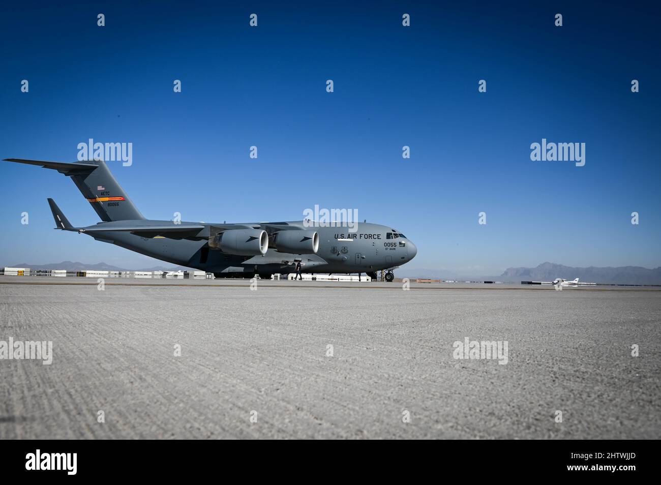 Un C-17 Globemaster III est situé sur la piste de l'aéroport Phoenix-Mesa Gateway, Arizona, le 2 février 2022. Deux bases de la Force aérienne d'Altus C-17s faisaient partie de la mission COPE DE DÉGEL. (É.-U. Photo de la Force aérienne par le premier Airman Kayla Christenson) Banque D'Images