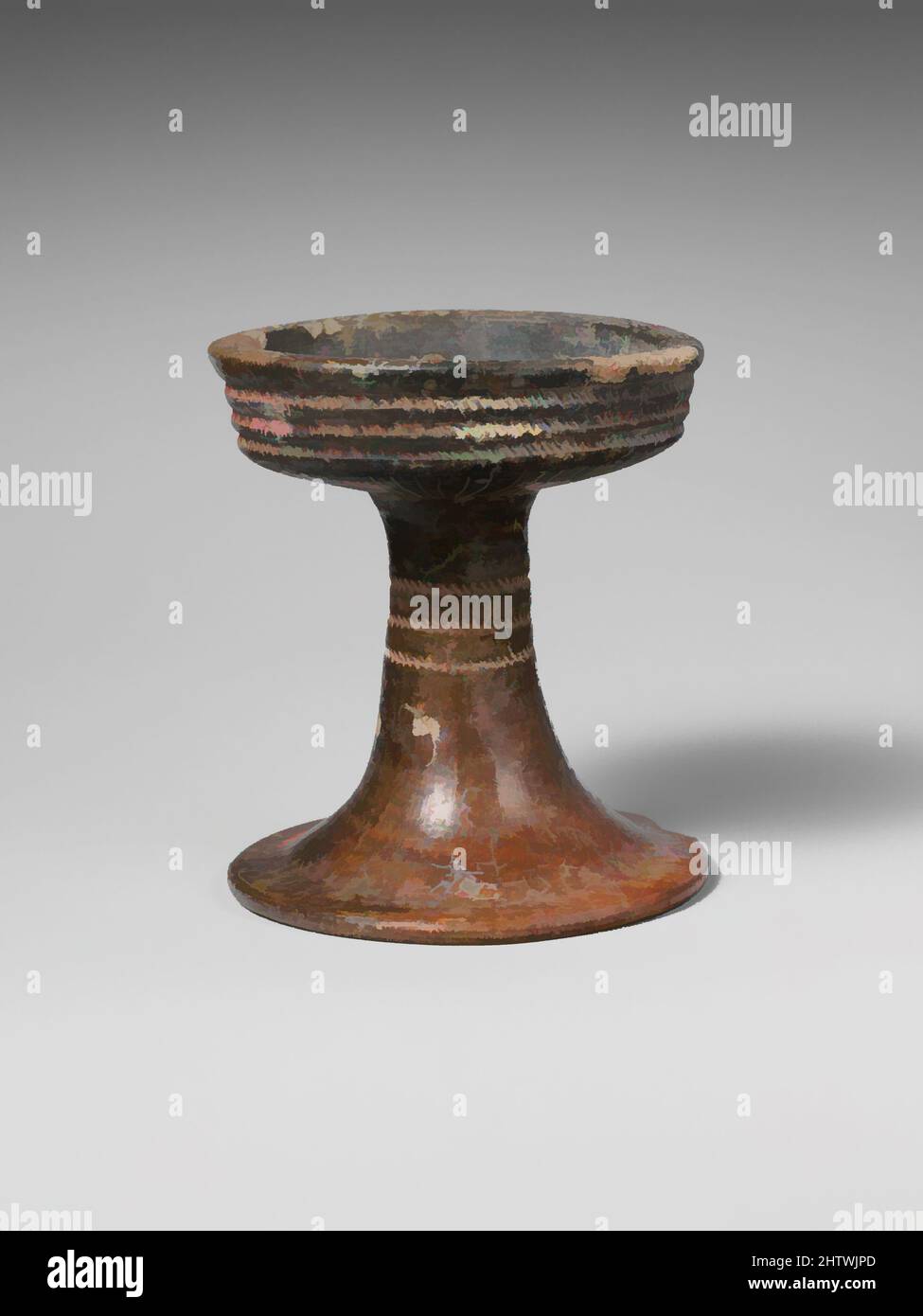 Art inspiré par le plat, italique, Villanovan, terre cuite, total: 3 7/8in. (9,9cm), vases, oeuvres classiques modernisées par Artotop avec une touche de modernité. Formes, couleur et valeur, impact visuel accrocheur sur l'art émotions par la liberté d'œuvres d'art d'une manière contemporaine. Un message intemporel qui cherche une nouvelle direction créative. Artistes qui se tournent vers le support numérique et créent le NFT Artotop Banque D'Images