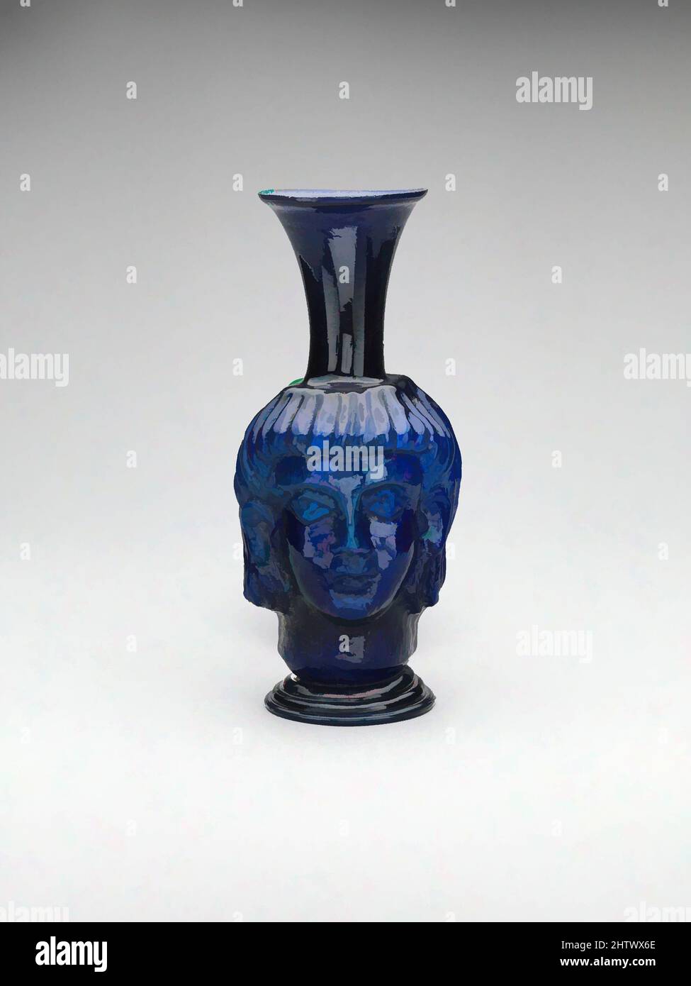 Art inspiré par la fiole à tête de verre, fin de l'Impériale, 4th siècle A.D., romain, probablement syrien, Verre, bleu ; moulé, hauteur : 7 1/4 po. (18,4 cm), verre, bleu cobalt translucide, avec manche et base de même couleur., rebord incliné avec rebord vertical fissuré; col large en forme d'entonnoir, œuvres classiques modernisées par Artotop avec une touche de modernité. Formes, couleur et valeur, impact visuel accrocheur sur l'art émotions par la liberté d'œuvres d'art d'une manière contemporaine. Un message intemporel qui cherche une nouvelle direction créative. Artistes qui se tournent vers le support numérique et créent le NFT Artotop Banque D'Images