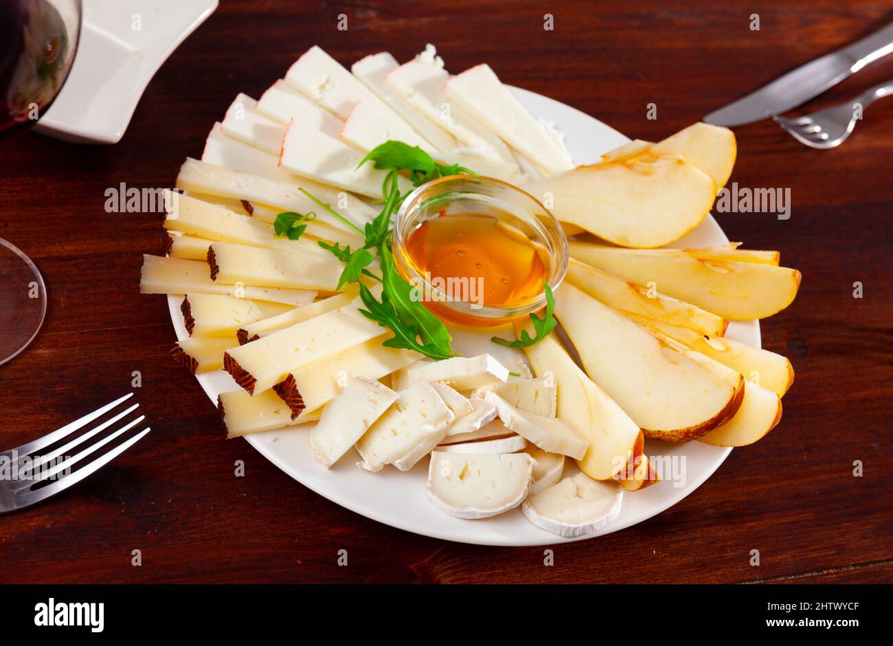 Différents types de fromage tranchés et servis sur l'assiette Banque D'Images