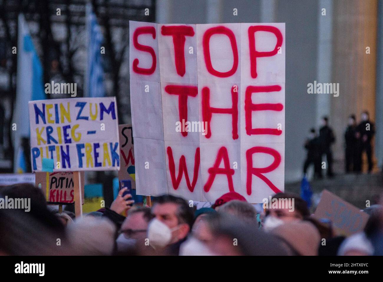 Munich, Bavière, Allemagne. 2nd mars 2022. Se sentant devoir de dénoncer la guerre en raison du rôle de la ville dans la montée du troisième Reich, 45 000, assemblé à Koenigsplatz à Munich, Allemagne pour protester contre l'invasion de l'Ukraine par la Russie et appeler à la solidarité avec le peuple ukrainien, avec les réfugiés, Les gens de couleur qui sont bloqués par la police ukrainienne et polonaise et pour une Europe unie contre la menace d'un Poutine de plus en plus déséquilibré. (Image de crédit: © Sachelle Babbar/ZUMA Press Wire) Banque D'Images