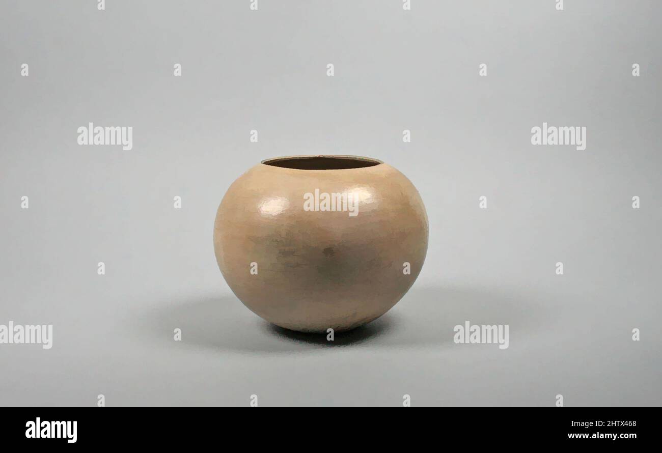 Art inspiré par Bowl (Tecomate), 12th–9th Century B.C., Mexique, Méso-Amérique, Puebla, Olmec, céramique, H. 5 1/4 W. 7 1/2 po. (13,3 x 19,1cm), Ceramics-Containers, oeuvres classiques modernisées par Artotop avec une touche de modernité. Formes, couleur et valeur, impact visuel accrocheur sur l'art émotions par la liberté d'œuvres d'art d'une manière contemporaine. Un message intemporel qui cherche une nouvelle direction créative. Artistes qui se tournent vers le support numérique et créent le NFT Artotop Banque D'Images