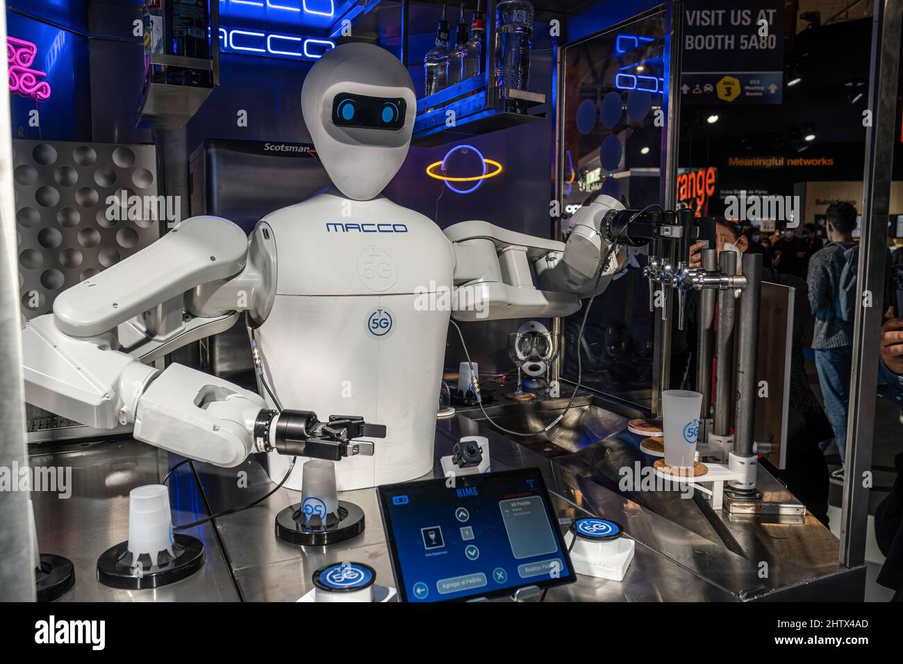 Un Barman 5G serveur robot vu pendant le Mobile World Congress 2022.  Troisième jour du Mobile World Congress 2022 qui s'est tenu à Barcelone.  (Photo par Paco Freire / SOPA Images / Sipa USA Photo Stock - Alamy