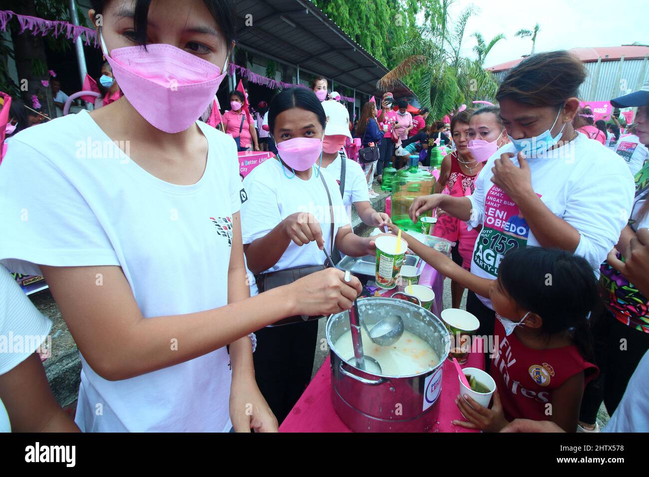 Les partisans du candidat présidentiel Leni Robredo servent le porridge pendant le rassemblement à Cebu City, aux Philippines Banque D'Images