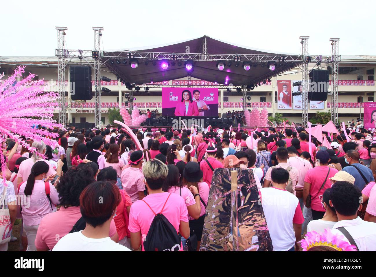 Kakampinks, comme ce que les partisans de la candidate présidentielle Leni Robredo pendant le rassemblement à Cebu City, Philippines Banque D'Images