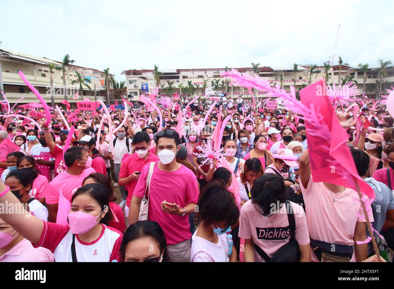 Kakampinks, comme ce que les partisans de la candidate présidentielle Leni Robredo pendant le rassemblement à Cebu City, Philippines Banque D'Images