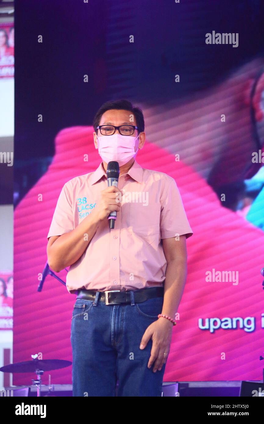 Le candidat sénateur Alex Lacson parle sur scène lors du Grand rassemblement de Cebu, le vice-président Leni Robredo, candidat à la présidence, à Cebu City, aux Philippines Banque D'Images