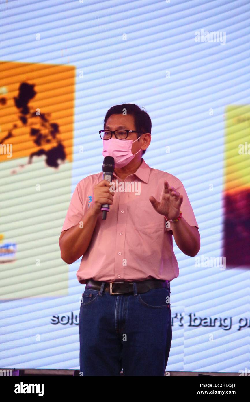 Le candidat sénateur Alex Lacson parle sur scène lors du Grand rassemblement de Cebu, le vice-président Leni Robredo, candidat à la présidence, à Cebu City, aux Philippines Banque D'Images