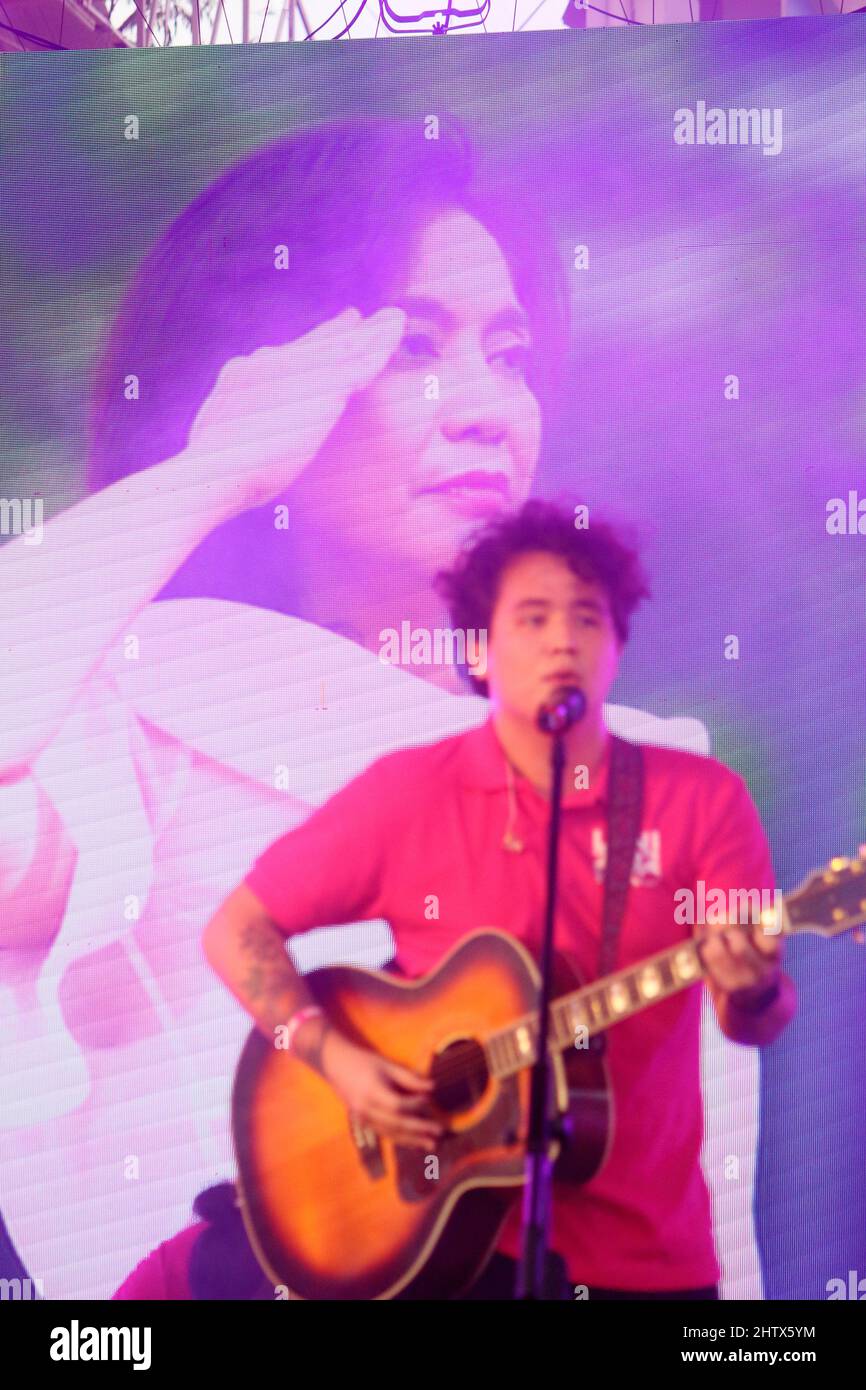 Le chanteur et compositeur Juan Karlos Labajo se produit lors du rallye de campagne Leni Robredo à Cebu City, aux Philippines Banque D'Images