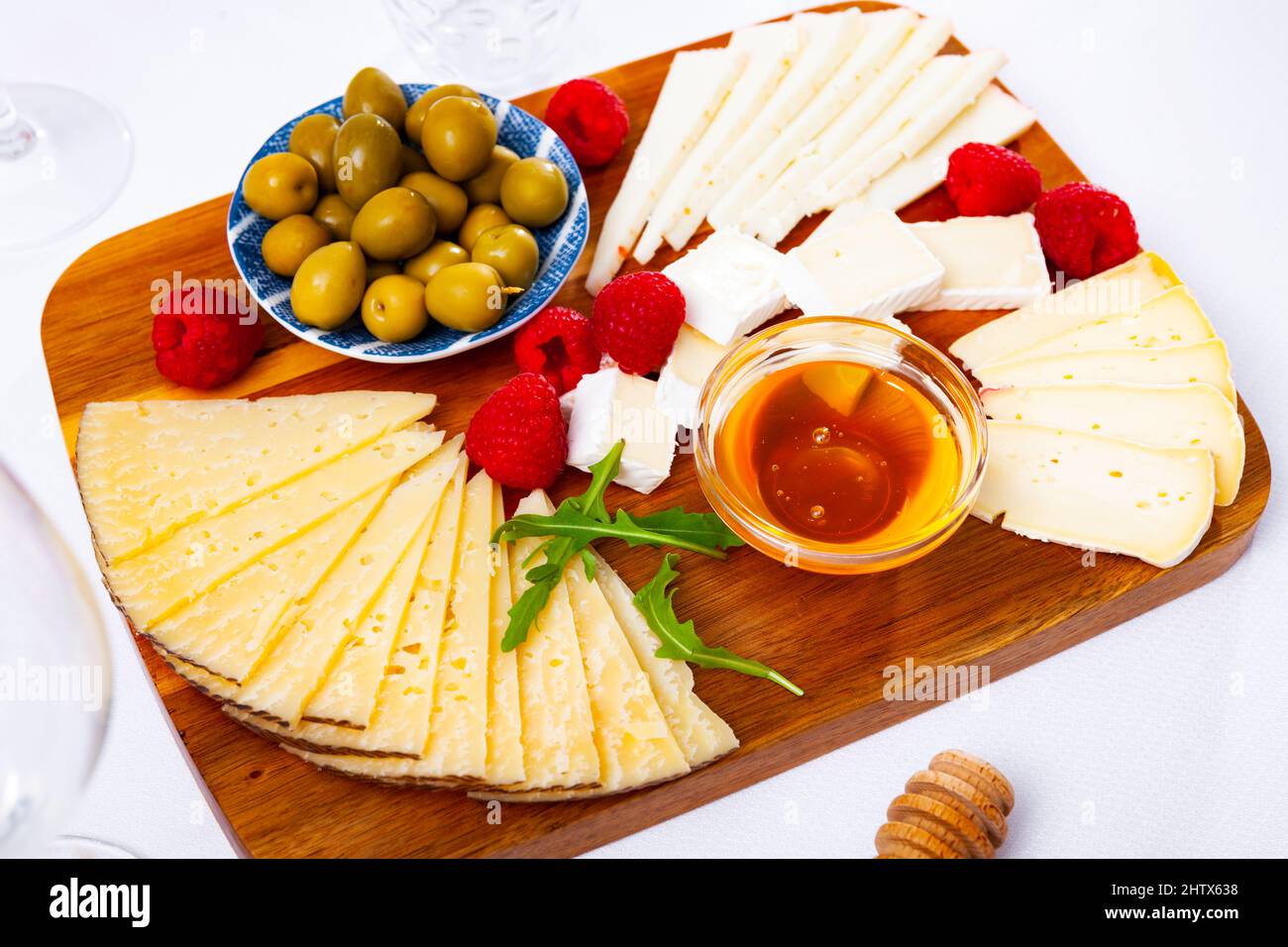 Différents types de fromage tranchés et servis sur l'assiette Banque D'Images