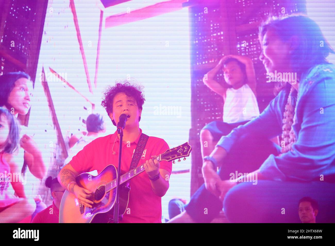 Le chanteur et compositeur Juan Karlos Labajo se produit lors du rallye de campagne Leni Robredo à Cebu City, aux Philippines Banque D'Images