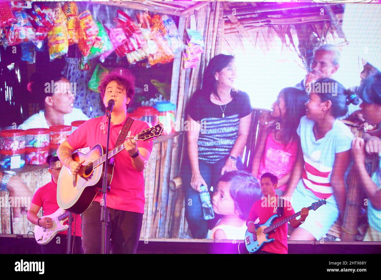 Le chanteur et compositeur Juan Karlos Labajo se produit lors du rallye de campagne Leni Robredo à Cebu City, aux Philippines Banque D'Images