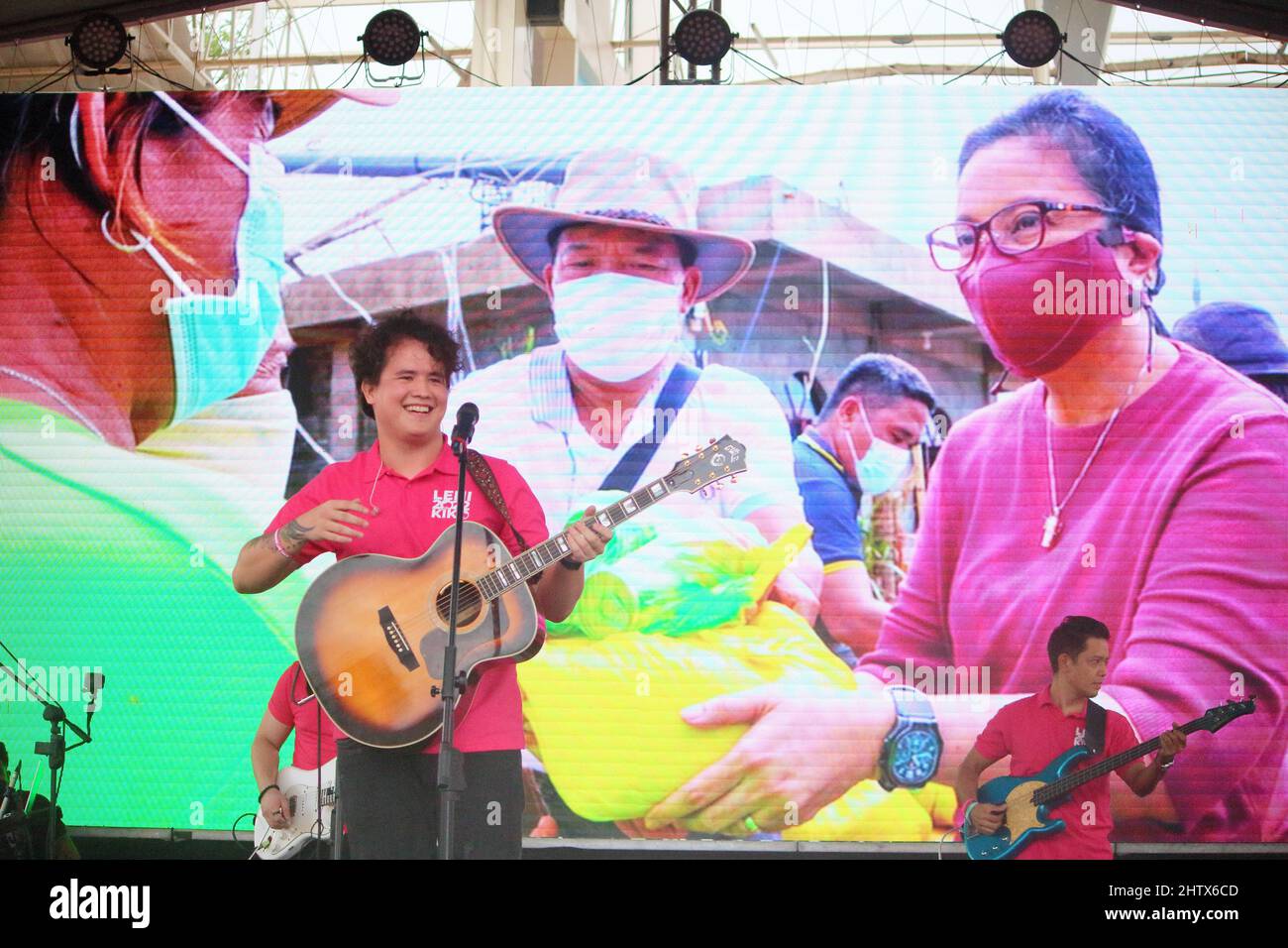 Le chanteur et compositeur Juan Karlos Labajo se produit lors du rallye de campagne Leni Robredo à Cebu City, aux Philippines Banque D'Images