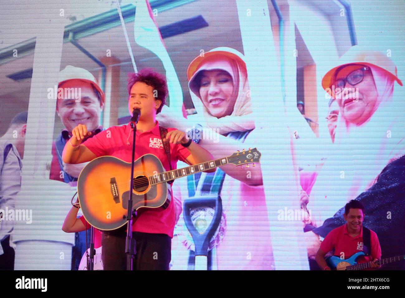 Le chanteur et compositeur Juan Karlos Labajo se produit lors du rallye de campagne Leni Robredo à Cebu City, aux Philippines Banque D'Images
