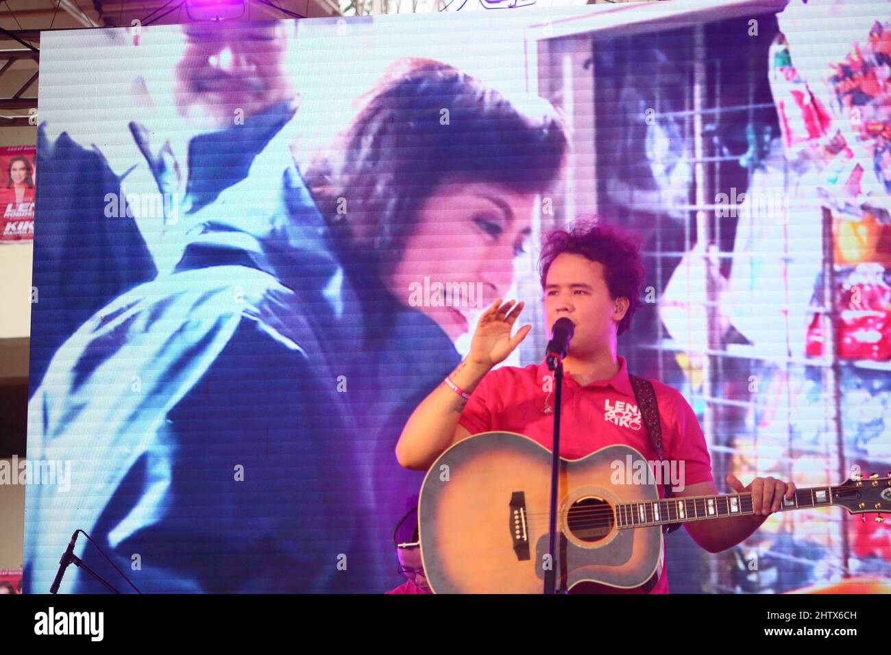 Le chanteur et compositeur Juan Karlos Labajo se produit lors du rallye de campagne Leni Robredo à Cebu City, aux Philippines Banque D'Images