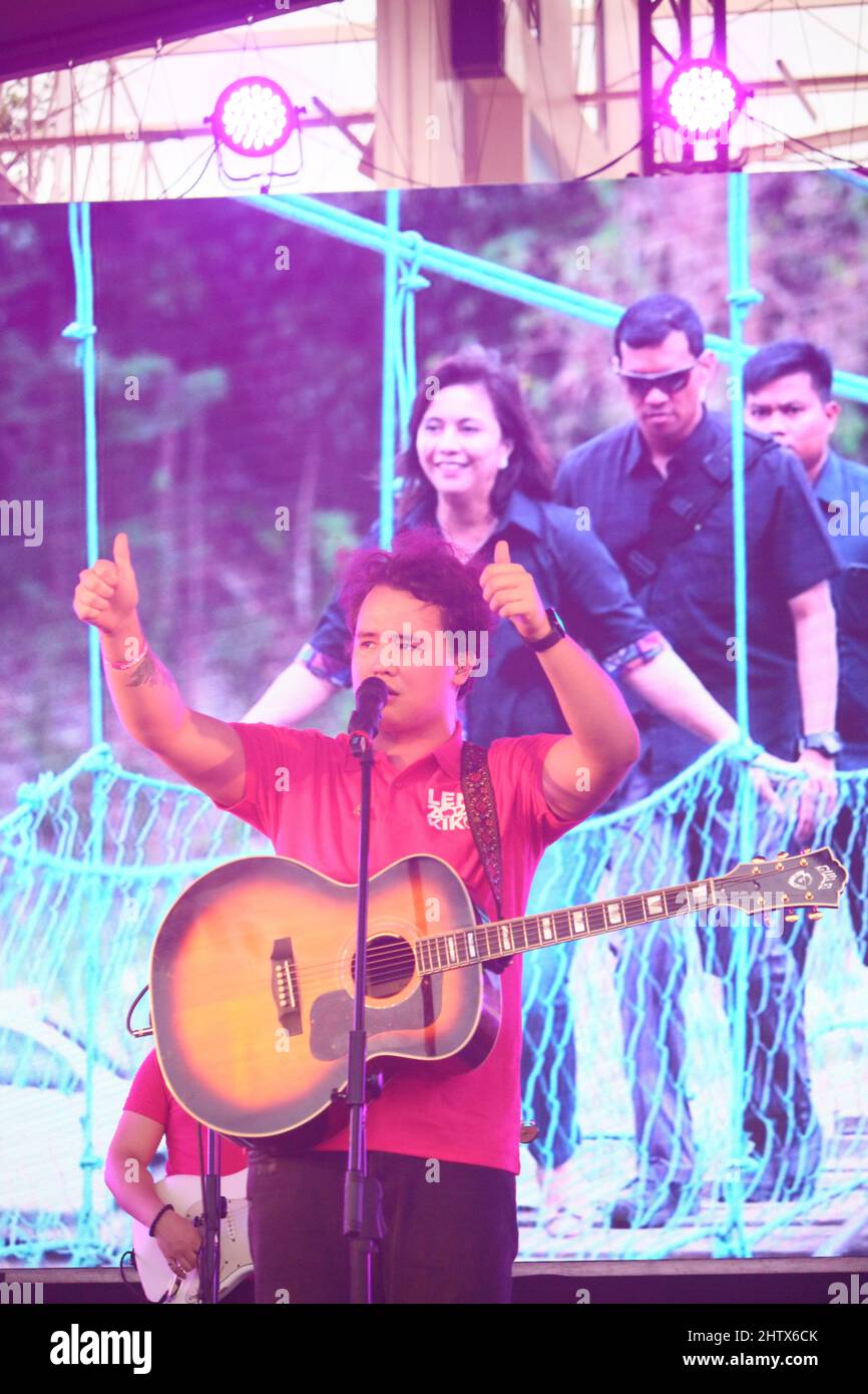 Le chanteur et compositeur Juan Karlos Labajo se produit lors du rallye de campagne Leni Robredo à Cebu City, aux Philippines Banque D'Images