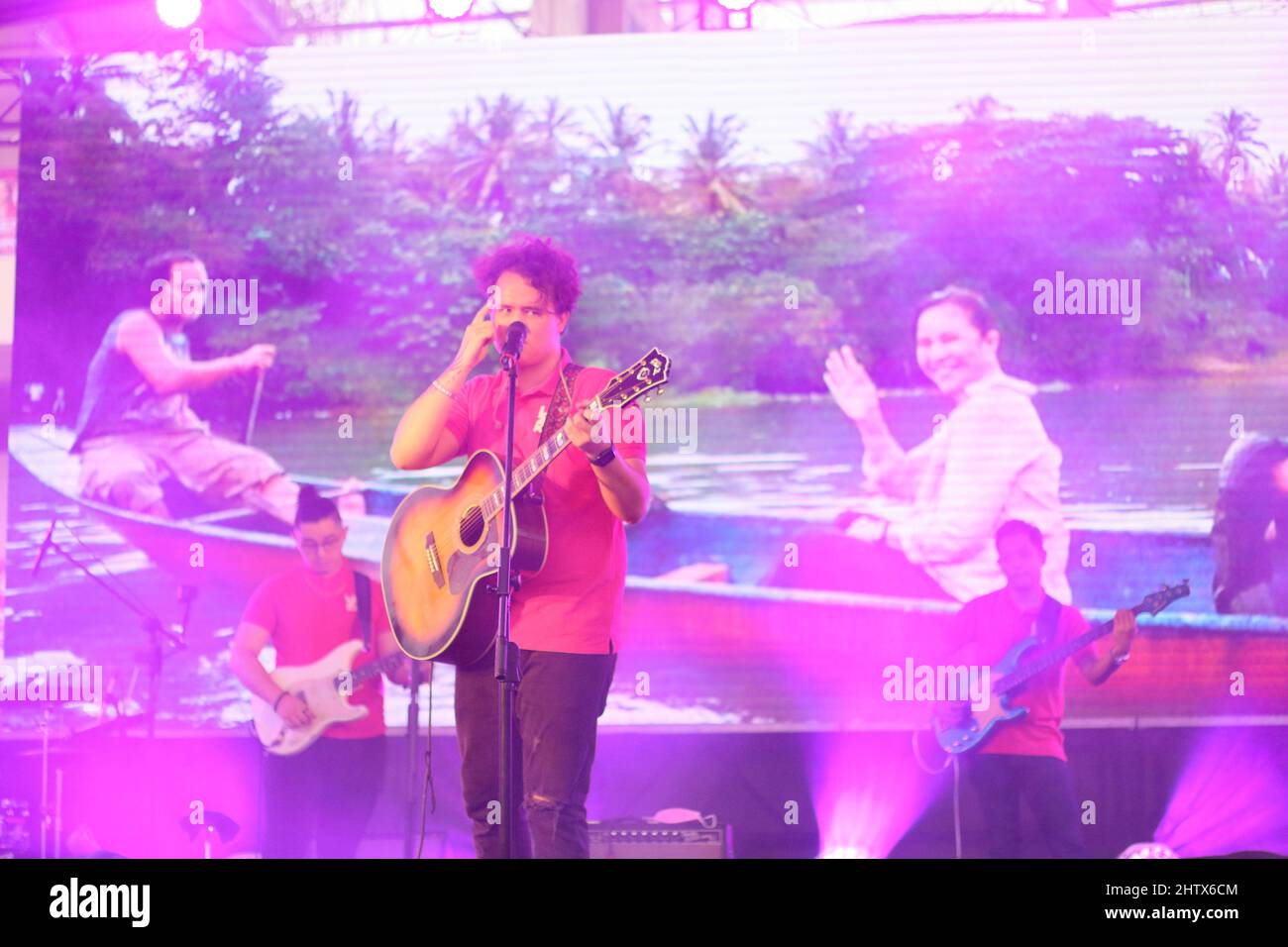 Le chanteur et compositeur Juan Karlos Labajo se produit lors du rallye de campagne Leni Robredo à Cebu City, aux Philippines Banque D'Images