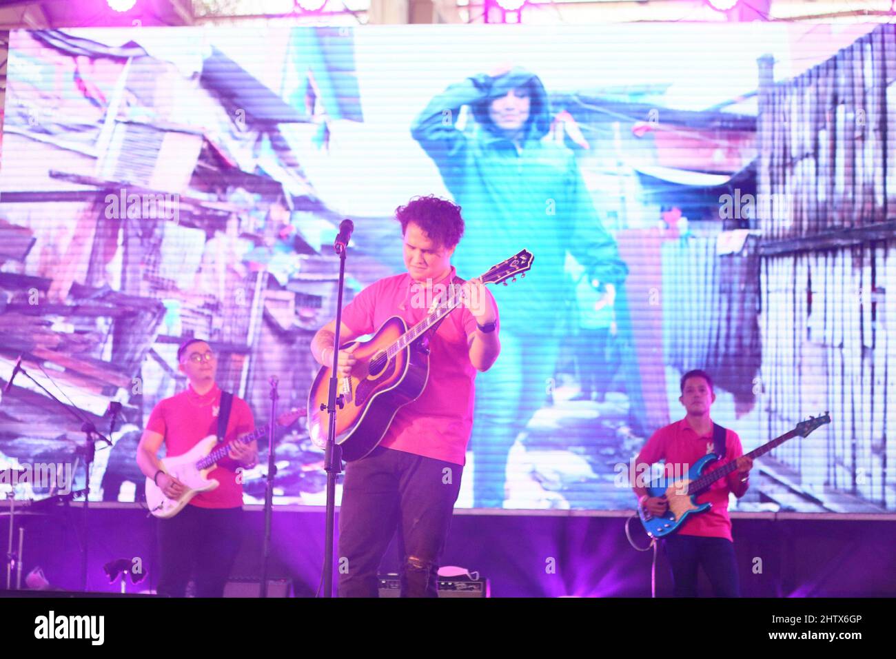 Le chanteur et compositeur Juan Karlos Labajo se produit lors du rallye de campagne Leni Robredo à Cebu City, aux Philippines Banque D'Images
