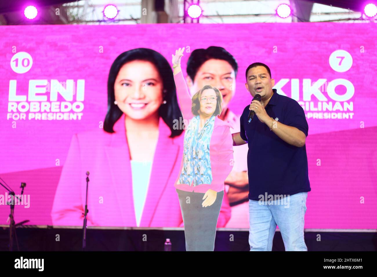 Une équipe de sénatrice incarcérée Leila de Lima la représente lors du rassemblement de campagne à Cebu, aux Philippines Banque D'Images