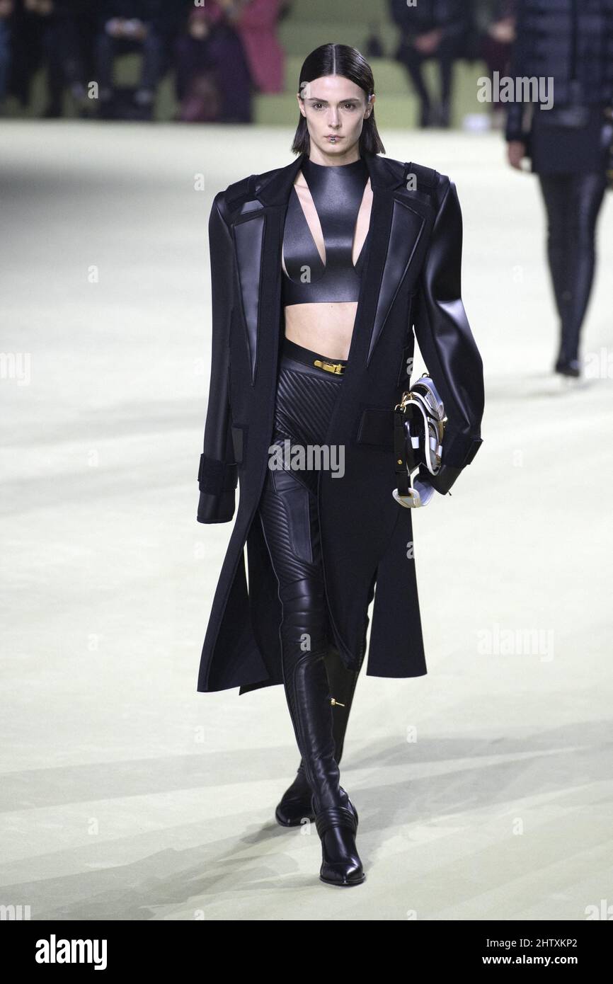 Un modèle marche sur la piste lors du spectacle de vêtements pour femmes  Balmain automne/hiver 2022/2023 dans le cadre de la semaine de la mode de  Paris à Carreaux du Temple à