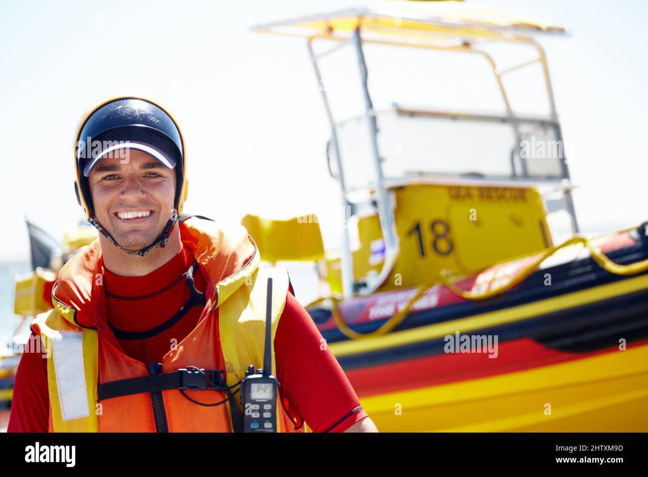 J'aime le sauvetage en mer. Portrait court d'un beau jeune homme maître de sauvetage se préparant à sortir en mer lors d'une mission de sauvetage. Banque D'Images