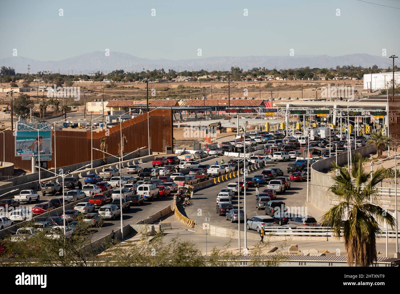 Mexicali, Baja California, Mexique - 2 janvier 2021 : des voitures font la queue pour traverser la frontière vers les États-Unis Banque D'Images
