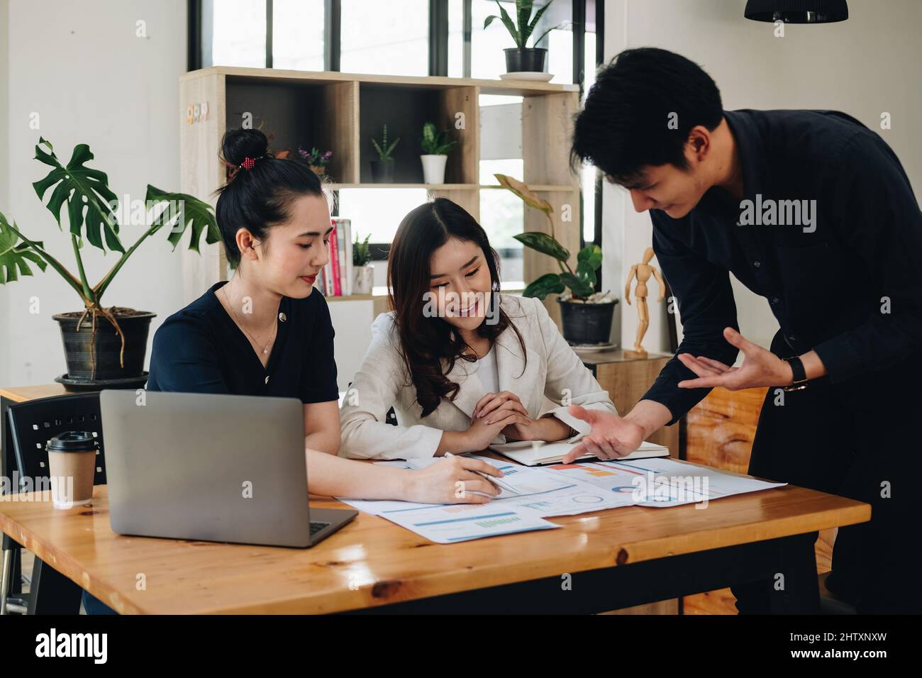 Groupe de jeunes entreprises asiatiques équipe financière travaillent ensemble dans le projet de réunion de remue-méninges. Collaborer au travail d'équipe, à la planification stratégique, aux petites entreprises Banque D'Images